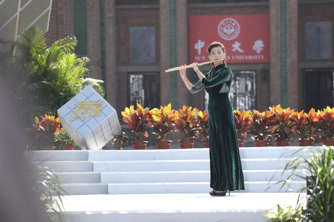 艺术学院教师李思远、谢佳妮合奏《华尔兹》1