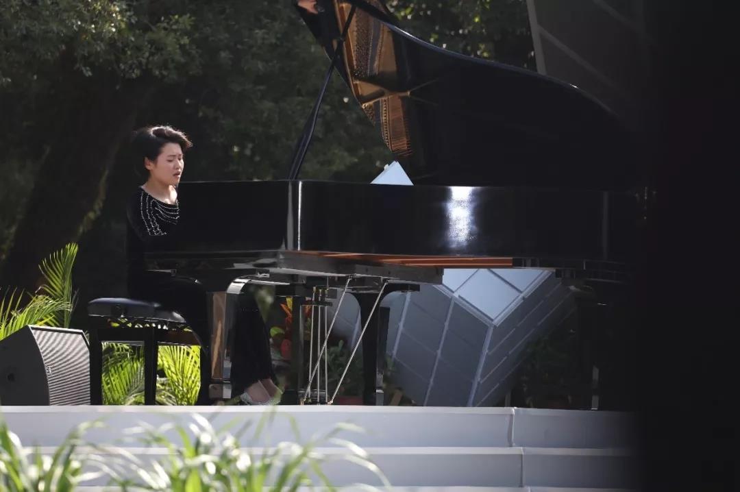 艺术学院教师李思远、谢佳妮合奏《华尔兹》2