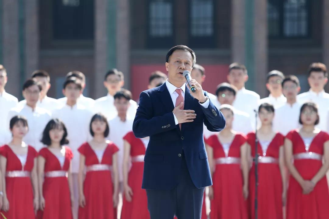 中山大学副校长、中山大学附属第一医院院长肖海鹏与合唱团共唱《雪绒花》