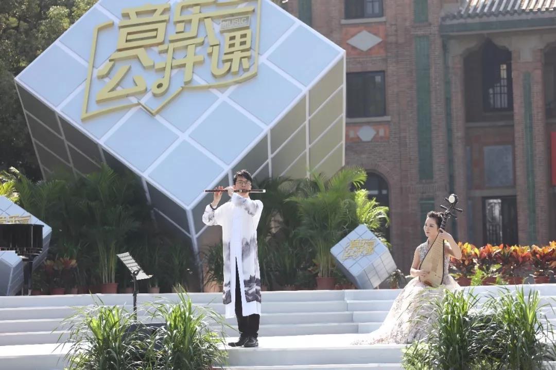 艺术学院教师陈柏安、胡妍璐合奏《梦舞敦煌》